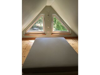4. Schlafzimmer  Spitzboden mit 2 Matrazen 140x80 cm