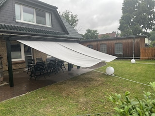 Sonnen- und Regenmarkise kann eingekurbelt werden