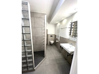 Badezimmer mit Pissoir gr. Dusche