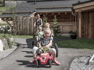 Bobbycars, Trampolin,... sind bereits vor Ort