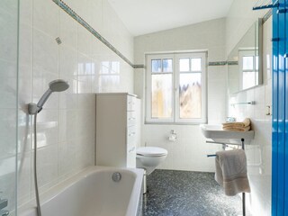Badezimmer 1 mit Fenster
