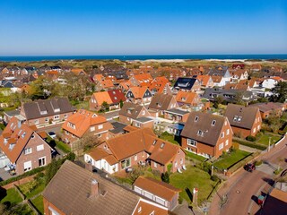 Nordhelmsiedlung - Friesenkate im Vordergrund