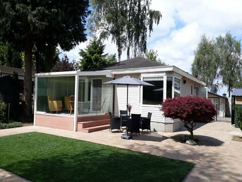 Chalet con veranda in vetro nella natura