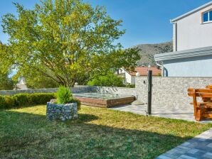 Schönes Ferienhaus mit Swimmingpool und Terrasse - Senj - image1