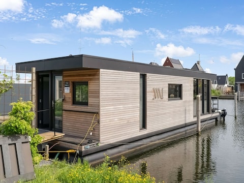 Hausboot in Stavoren am Wasser