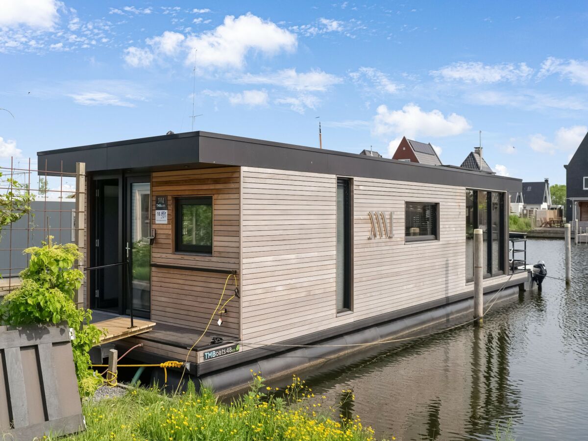 Hausboot in Stavoren am Wasser