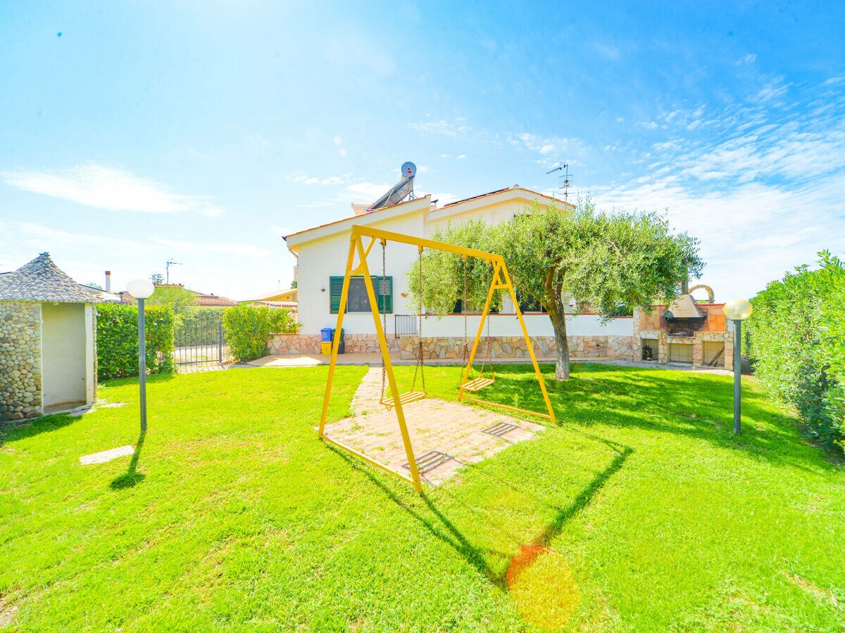 Garden with swing of the vacation home