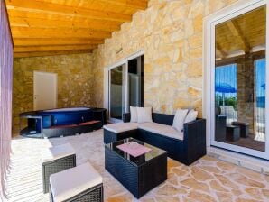 Gîte Villa Mateo - Three Bedroom Apartment with Terrace and Private Pool - Doubravka - image1