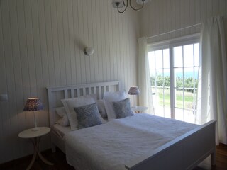Schlafzimmer mit Terrassentür und Atlantikblick