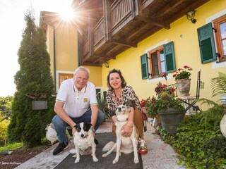 Eure Gastgeber Pamela und Klaus mit Ihren Hunden