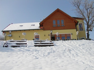 Landhaus mit Hanglage Sicht von der Schafwiese aus