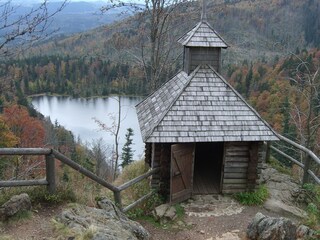 Rachelkapelle mit See