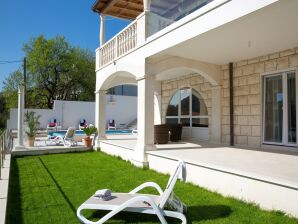 Gîte Villa Arion - Four Bedroom Villa with Terrace and Swimming Pool - Mokosica - image1