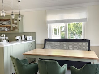 gemütlicher Eßplatz mit einem schwedischen Küchensofa