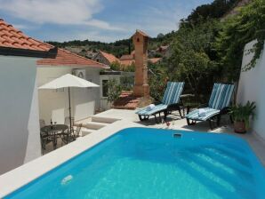 Holiday House Pine Tree - Three Bedroom Holiday Home with Pool - Nerežišća - image1
