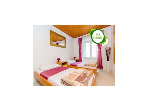 Apartment Rooms Jozomare - Twin Room with Shared Bathroom (Second floor)