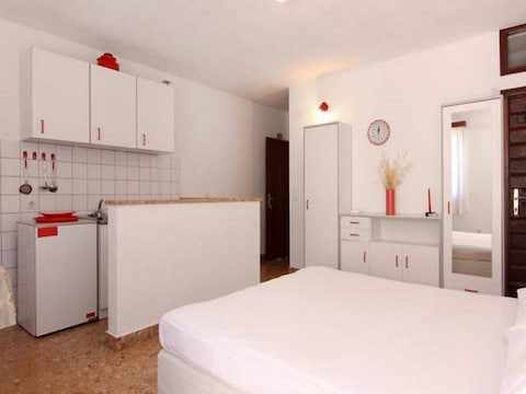 Apartments Nadia - Studio Apartment With Terrace