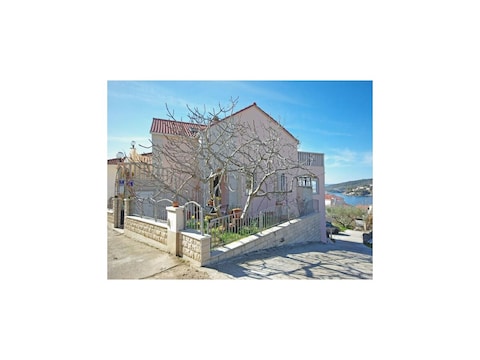 Apartments Villa Rose - Economy Studio with Sea View and shared Terrace (A3 crveni)