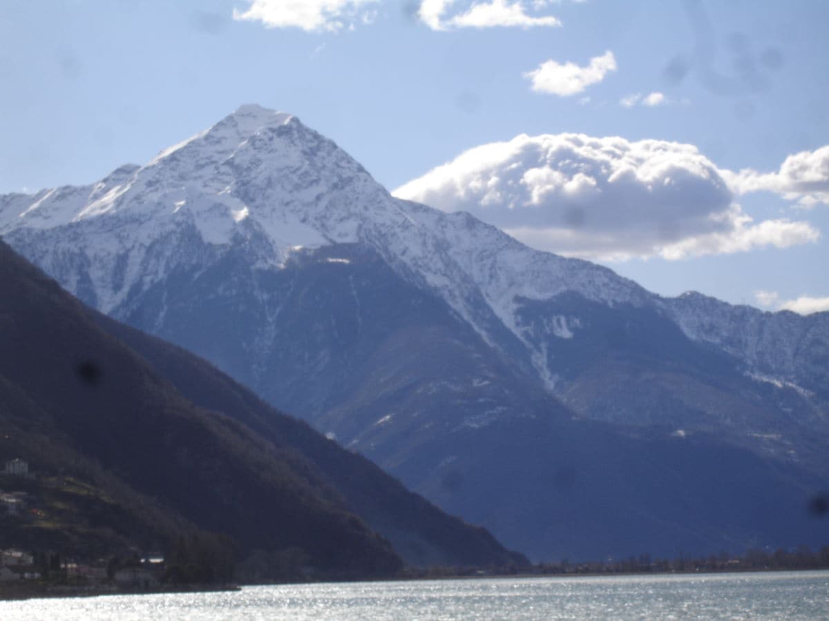 Blick auf die gegenüberliegenden Berge im März