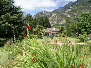 Blick vom Garten auf das Haus und den Schwimmteich