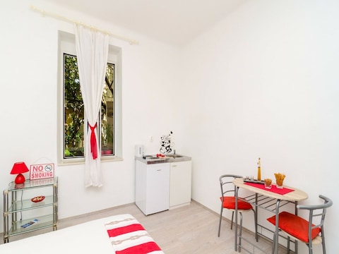 Apartment Caceris - Comfort Studio Apartment with Terrace