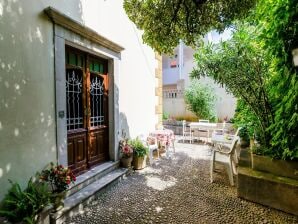 Guest House Ivana -Two Bedroom Apartment with Garden