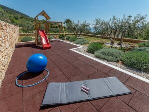 Villa Blue Sky - Three Bedroom Villa with Pool