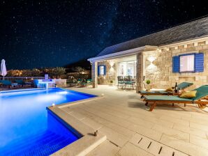 Villa Blue Sky - Three Bedroom Villa with Pool