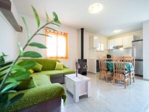Ferienhaus Olive's Garden House - Three Bedroom Holiday Home with Terrace and Sea View - Vela Luka - image1