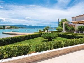 Maison de vacances Holiday Home Lovište-Three Bedroom Holiday Home with Pool and  Sea View