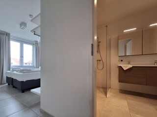 Schlafzimmer mit Badezimmer