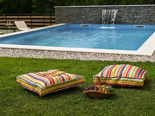 Entspannung pur auf bequemen Liegekissen direkt am Wass
