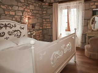 Helles und luftiges Schlafzimmer mit Blick in den ruhig
