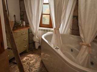 Toilette - Große Whirlpool-Badewanne für entspannte Mom