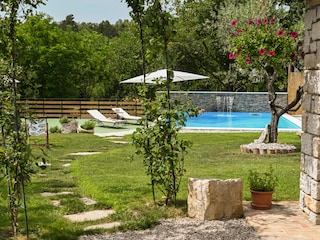 Gepflegter großer Garten mit viel Platz zum Sonnenbaden