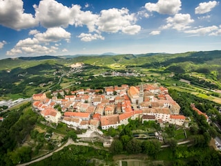Panoramablick auf die historische Stadt Buzet.