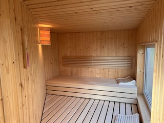 Sauna mit großer Liegefläche