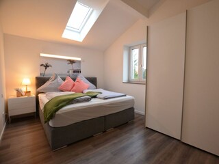 Schlafzimmer mit Doppelbett