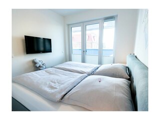 Hafenspitze App. 09 - Blick in das Schlafzimmer mit 2. TV