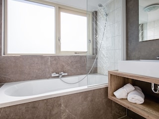 Badezimmer mit whirlpool