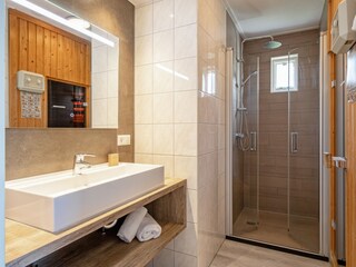 Badezimmer mit Finnischer Sauna oder Infrarot Sauna