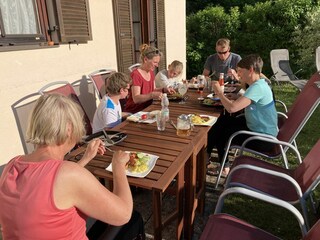 gemeinsam Grillen und schlemmern auf der Terrasse