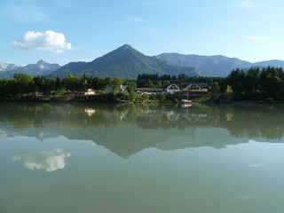 Blick vom Draustausee auf das Feriendorf