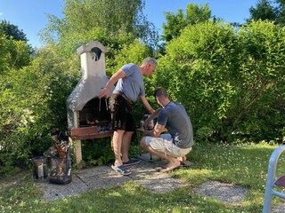 grillen im Garten vor der Terrasse