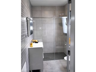 Badezimmer mit große begehbare Dusche