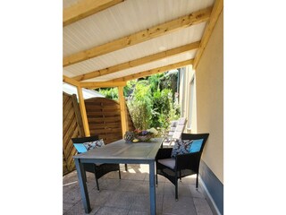 Terrasse mit kleinem Garten