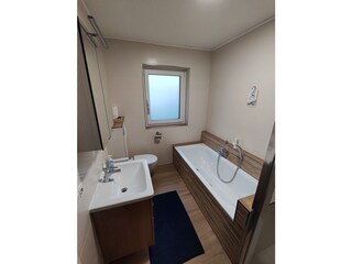 modernes Badezimmer mit Dusche und Badewanne
