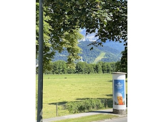 Blick vom Balkon zur Skisprungschanze