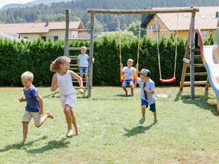 Garten mit Spielplatz