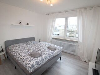 gemütliches Schlafzimmer mit TV
